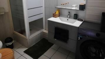 Douche, sĂšche-cheveux, serviettes fournies, savon