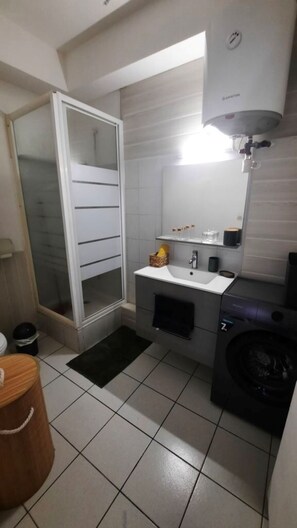 Dusche, Haartrockner, Handtücher, Seife