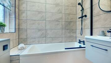 Habitación, vista a la ciudad | Baño | Toallas