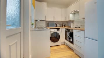 Habitación, vista a la ciudad | Cocina privada