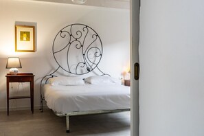 3 bedrooms, iron/ironing board, travel cot, WiFi - Casale Paolina by Rentbeat (Ceccano)