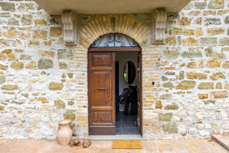 Exterior detail. Casale Paolina by Rentbeat