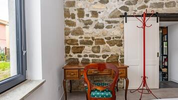 3 makuuhuonetta, silitysrauta/-lauta, vauvan matkasänky, Wi-Fi