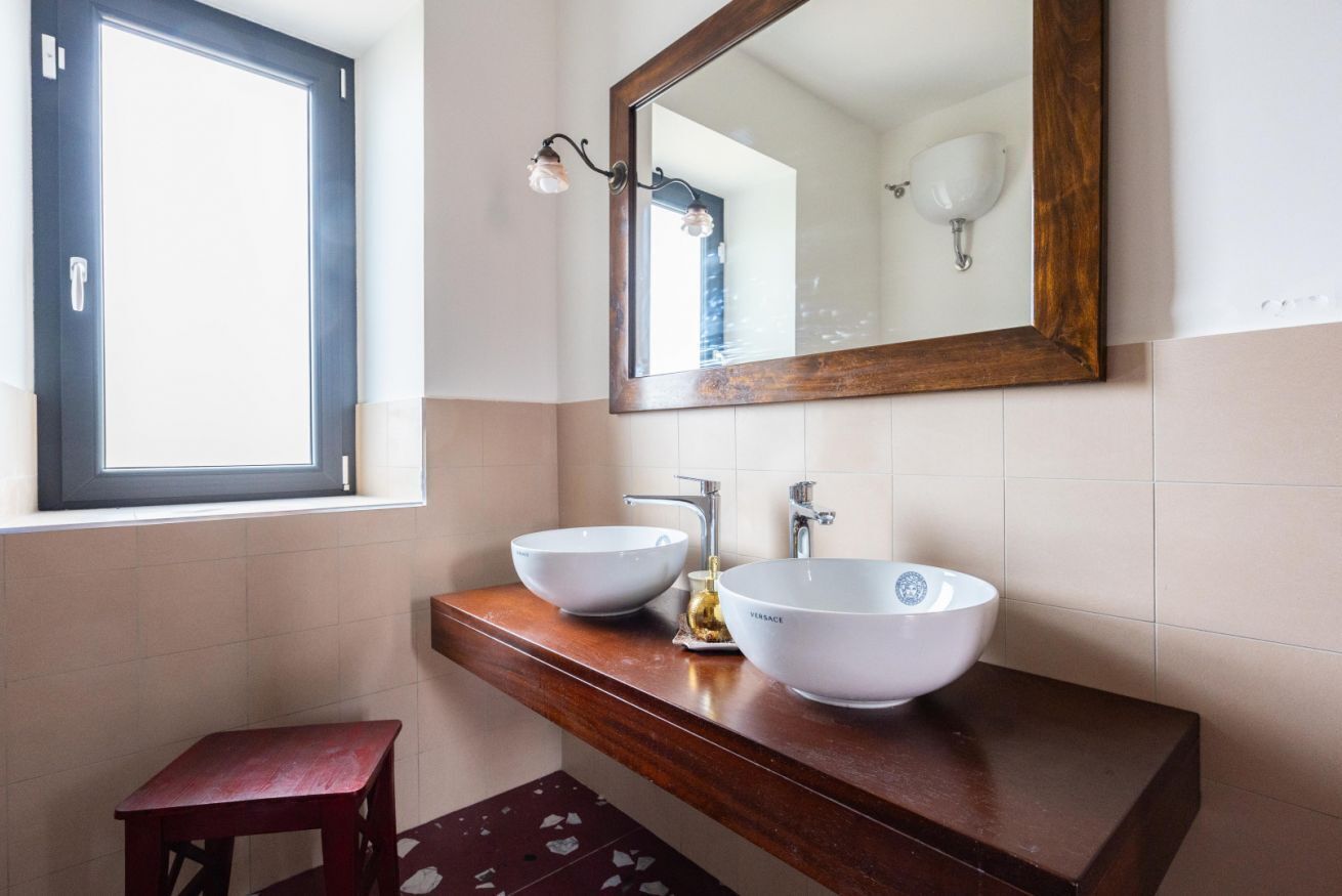 Douche, articles de toilette gratuits, sèche-cheveux, bidet