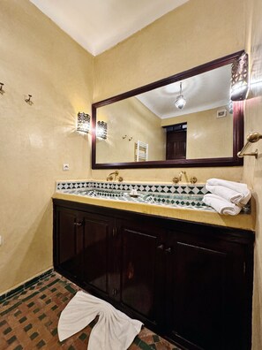 Deluxe Triple Room | Bathroom | Towels, soap, toilet paper