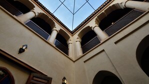 A building with multiple arches and a skylight. - Riad sarsavti (Marrakech)