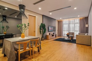 Apartment, 1 Schlafzimmer, Stadtblick | Wohnzimmer | 49-Zoll-Smart-TV mit Digitalempfang, Netflix, Streaming-Dienste