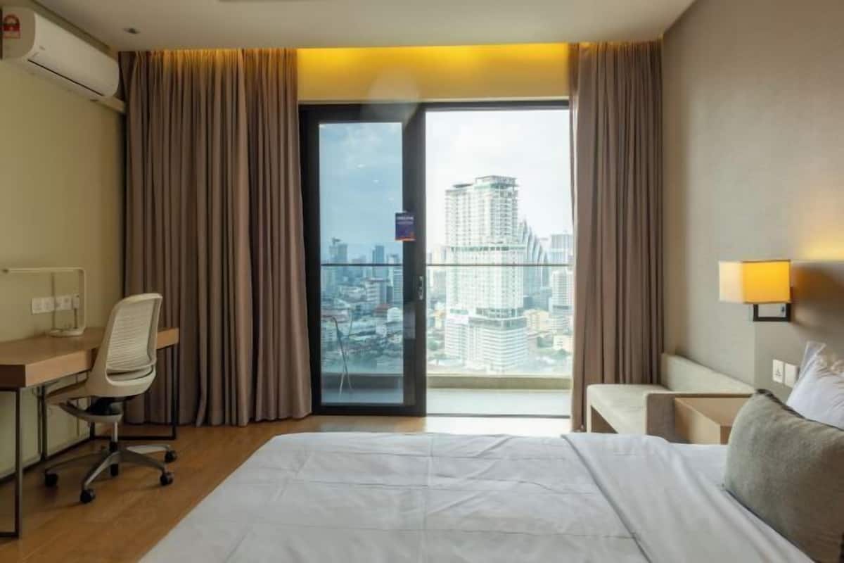 Down duvets, Tempur-Pedic beds, desk, laptop workspace