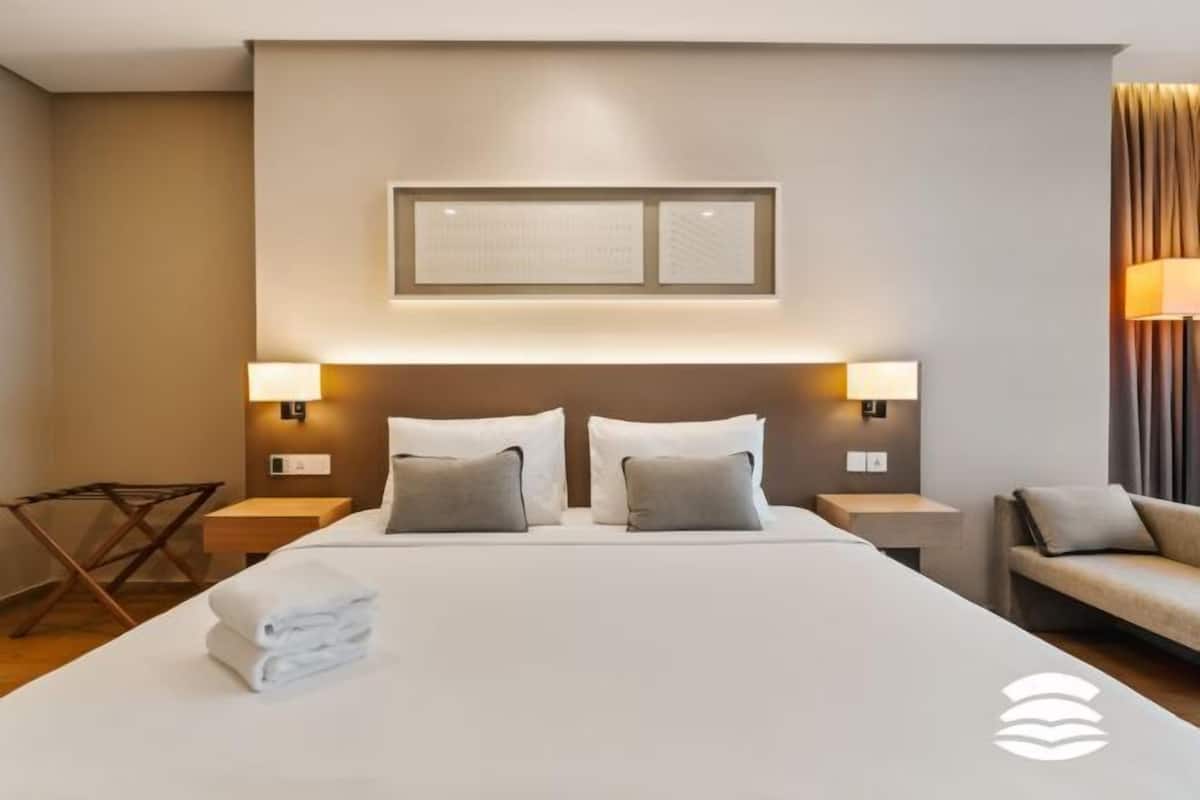2 bedrooms, down duvets, Tempur-Pedic beds, desk