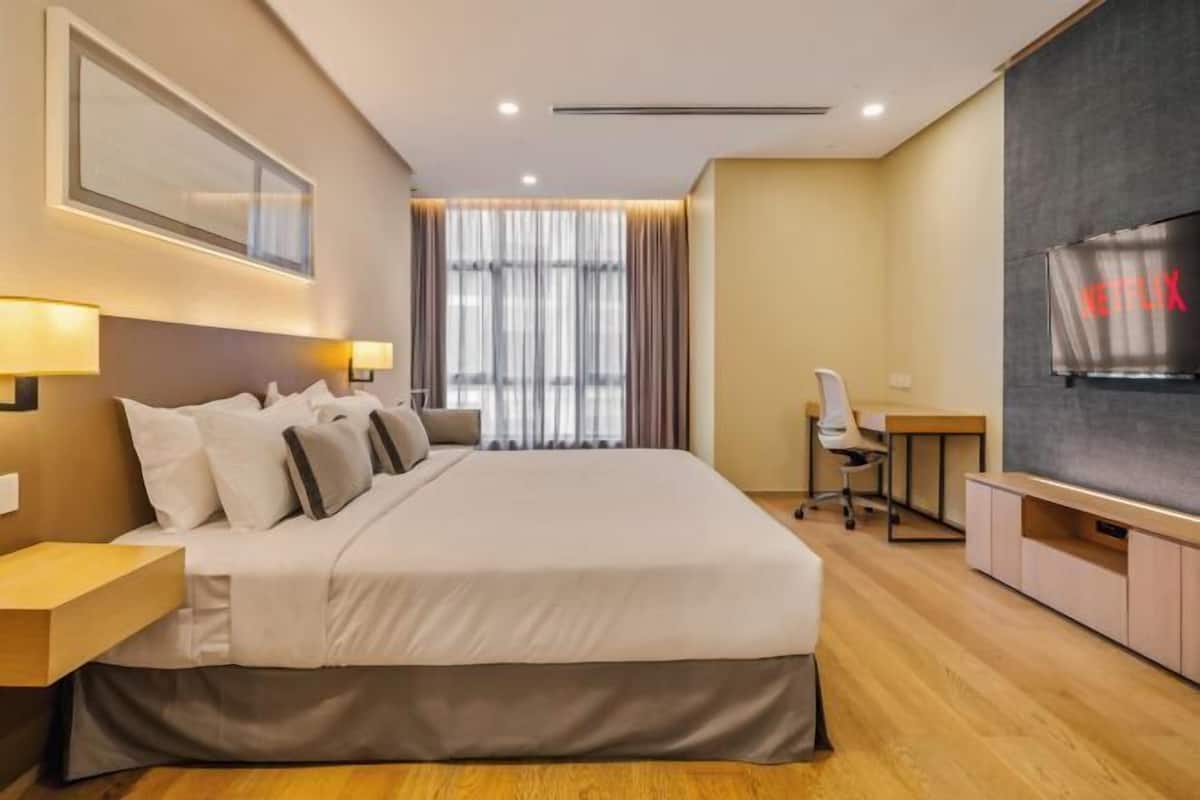 2 bedrooms, down duvets, Tempur-Pedic beds, desk