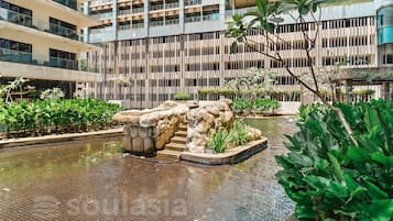 Piscine extérieure, parasols de plage, chaises longues