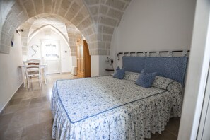 10 quartos, ferros/tábuas de passar roupa, berço de viagem