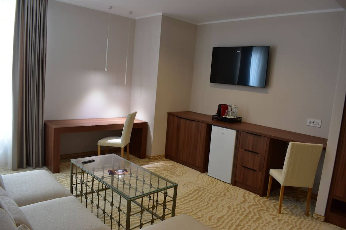 Suite Deluxe | Área de sala de estar | Smart TV
