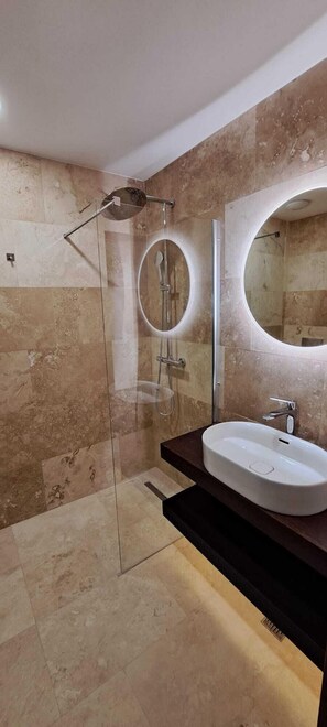Deluxe Suite | Bathroom - Embassy Romana (Bucharest)