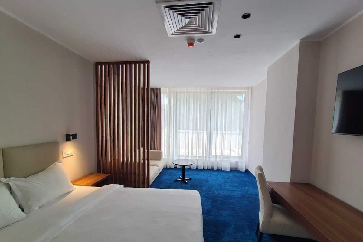 Deluxe Studio | Hypo-allergenic bedding, memory-foam beds, free WiFi, bed sheets