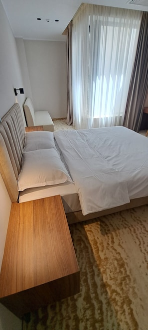 Hypo-allergenic bedding, memory-foam beds, free WiFi, bed sheets