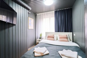 1 habitación, tabla de planchar con plancha y cuna de viaje 