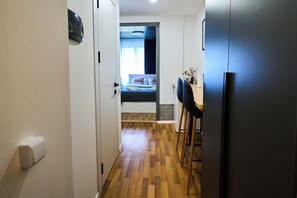 1 habitación, tabla de planchar con plancha y cuna de viaje 