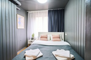 1 habitación, tabla de planchar con plancha y cuna de viaje 