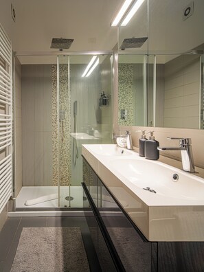 Apartemen | Kamar mandi | Shower, perlengkapan mandi gratis, pengering rambut, dan handuk
