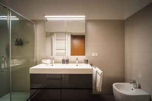 Apartment | Bathroom | Shower, free toiletries, hair dryer, towels