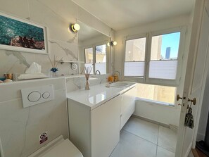 Shower, hair dryer, towels, toilet paper - L'appartement Colombier (Paris)