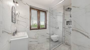 Estudio (3) | Baño | Regadera y toallas