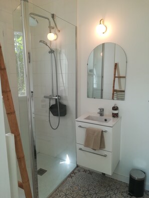 Een douche, een haardroger, handdoeken, zeep