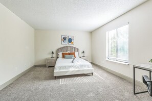 2 habitaciones, escritorio y tabla de planchar con plancha 