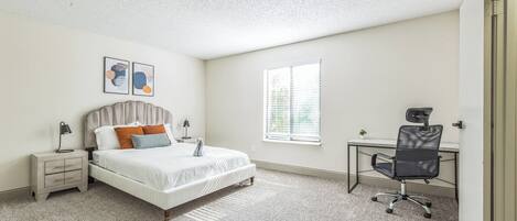 2 chambres, bureau, fer et planche à repasser, lit parapluie