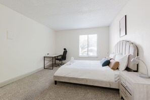 1 bedroom, desk, iron/ironing board, travel cot - Rosehill Pointe 185 I Spacious 1 Bed 1 Bath (Lenexa)