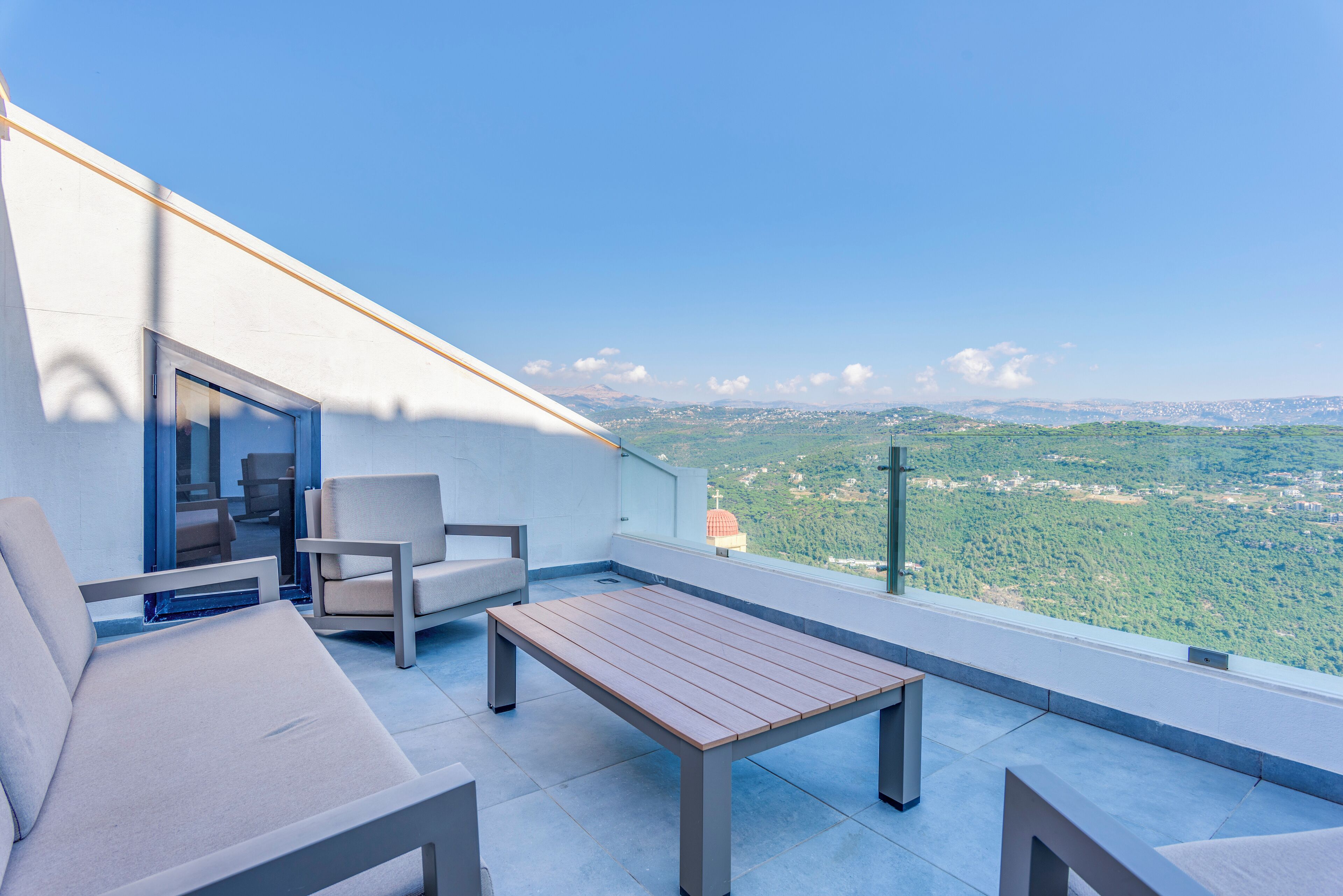 501 (B) - Mountain view 2 Bedroom & Balcony | バルコニー