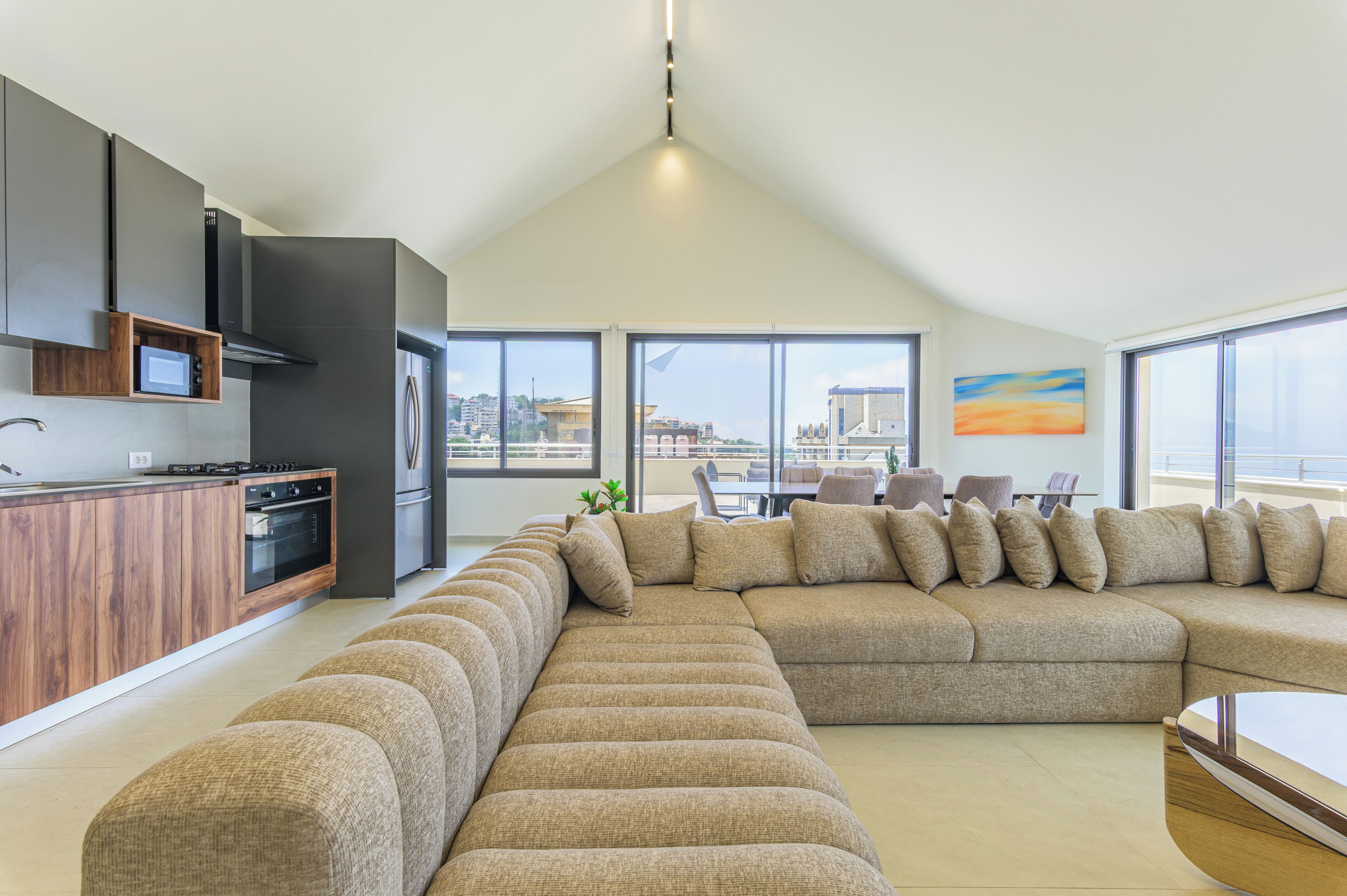 아파트 | 거실 | 케이블 채널 시청이 가능한 43인치 스마트 TV, 스트리밍 서비스