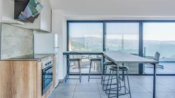 501 (B) - Mountain view 2 Bedroom & Balcony | Eigene Küche | Herdplatte, Wasserkocher, Kochgeschirr/Geschirr/Besteck, Gefrierschrank