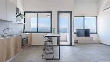 601 (B) - Mountain view 2 Bedroom & Balcony | In-room dining