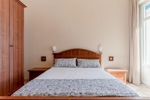 2 bedrooms, iron/ironing board, WiFi