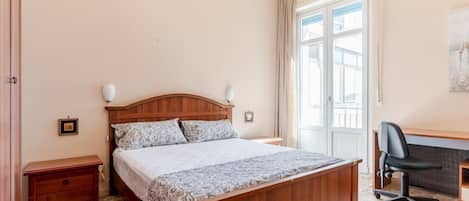 2 bedrooms, iron/ironing board, WiFi