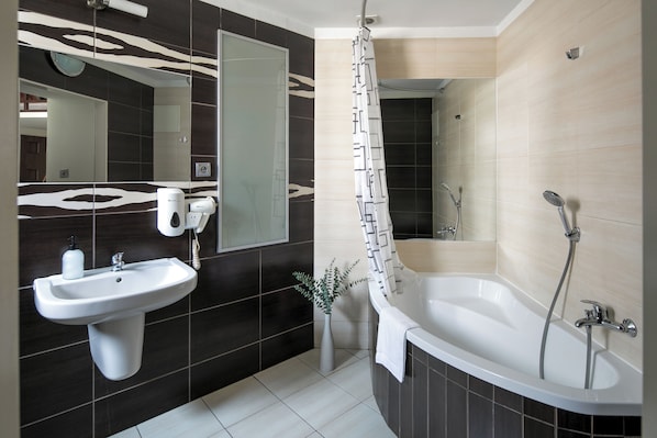 Standard Room, Bathtub | Bathroom