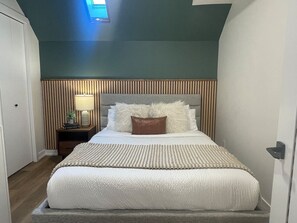 2 室のベッドルーム、デスク、アイロン / アイロン台、旅行用ベビーベッド