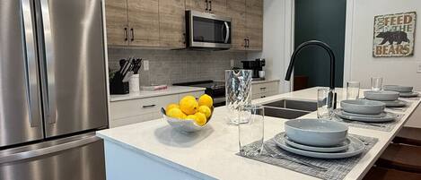 Refrigerador, microondas, horno y parrilla de estufa