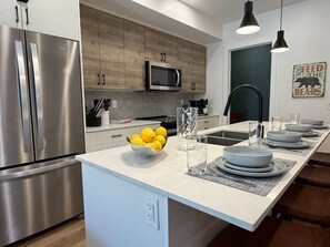 冷蔵庫、電子レンジ、オーブン、コンロ