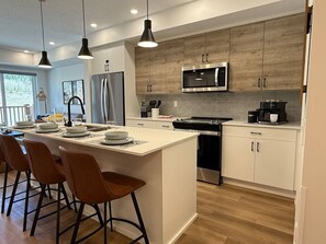 冷蔵庫、電子レンジ、オーブン、コンロ