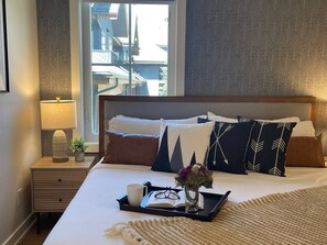 2 chambres, bureau, fer et planche à repasser, lit de bébé portatif