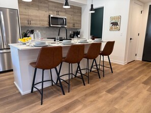 冷蔵庫、電子レンジ、オーブン、コンロ