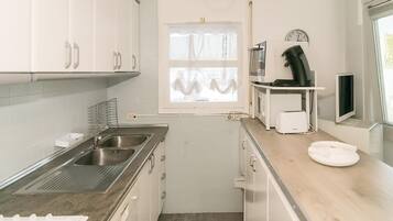 Een koelkast, een microgolfoven, een oven