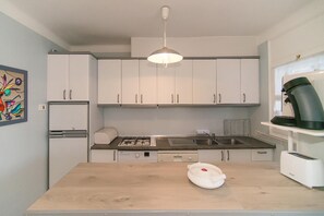 Frigorífico, microondas, horno y cafetera o tetera