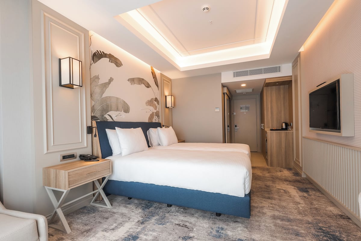 Soundproofing, free WiFi, bed sheets