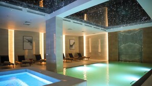 Hồ bơi trong nhà, ghế dài tắm nắng