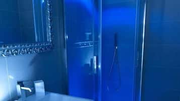 Deluxe Double Room | Bathroom | Free toiletries, slippers, soap, shampoo