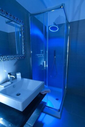 Habitación Deluxe doble | Baño | Artículos de higiene personal gratuitos, zapatillas, jabón y champú